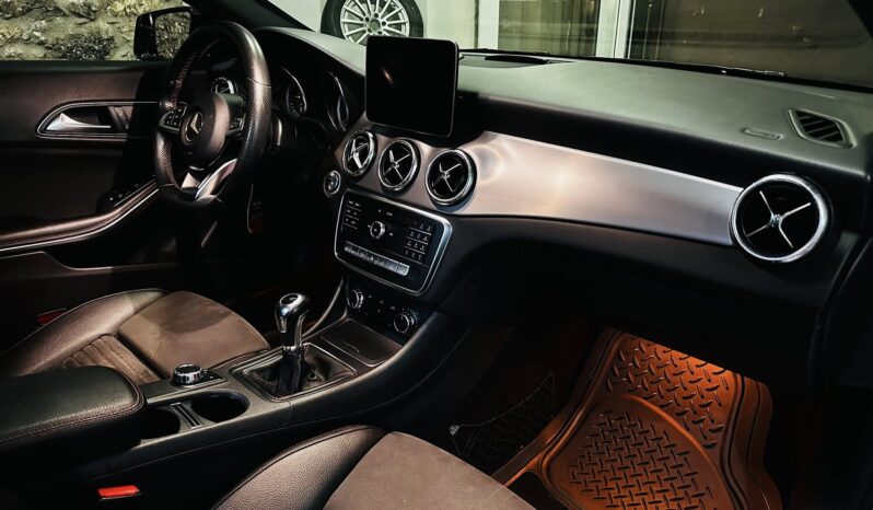 MERCEDES BENZ CLA 180d SHB PACK AMG completo