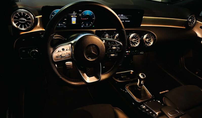 MERCEDES BENZ CLA180 SHB PACK AMG / NIGHT completo